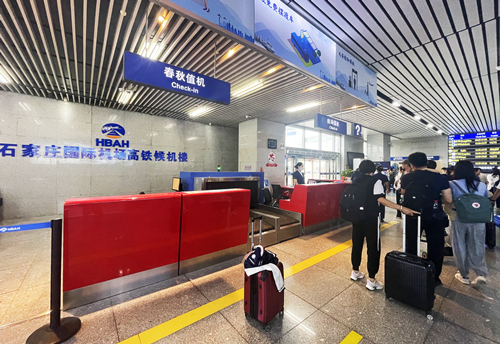 正定機(jī)場站到達(dá)旅客在排隊值機(jī)。人民網(wǎng)記者 喬雪峰攝